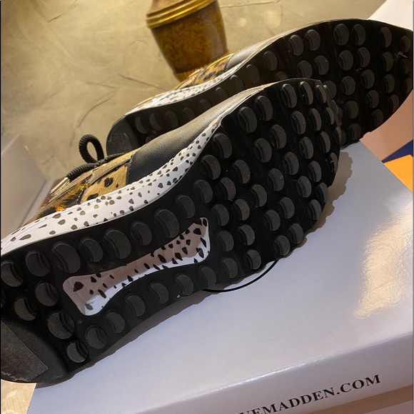 Sneakers - Picture 2 of 7